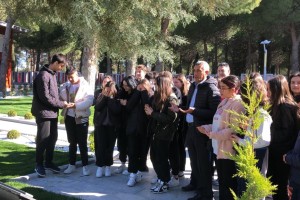 Die Mittelschule Çanakkale Opet Tarihe Saygı, besuchte unsere Baustelle für Landschaftsgestaltungs- und Restaurierungsarbeiten am Denkmal der Märtyrer von Çanakkale