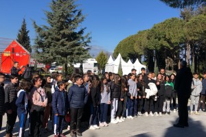Die Mittelschule Çanakkale Opet Tarihe Saygı, besuchte unsere Baustelle für Landschaftsgestaltungs- und Restaurierungsarbeiten am Denkmal der Märtyrer von Çanakkale