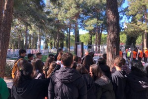 Die Mittelschule Çanakkale Opet Tarihe Saygı, besuchte unsere Baustelle für Landschaftsgestaltungs- und Restaurierungsarbeiten am Denkmal der Märtyrer von Çanakkale