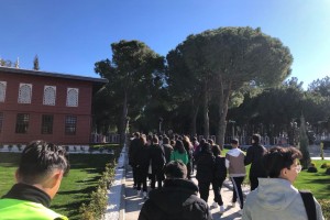 Die Mittelschule Çanakkale Opet Tarihe Saygı, besuchte unsere Baustelle für Landschaftsgestaltungs- und Restaurierungsarbeiten am Denkmal der Märtyrer von Çanakkale