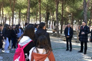 Die Mittelschule Çanakkale Opet Tarihe Saygı, besuchte unsere Baustelle für Landschaftsgestaltungs- und Restaurierungsarbeiten am Denkmal der Märtyrer von Çanakkale