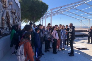 Die Mittelschule Çanakkale Opet Tarihe Saygı, besuchte unsere Baustelle für Landschaftsgestaltungs- und Restaurierungsarbeiten am Denkmal der Märtyrer von Çanakkale