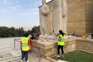 PROJEKT FÜR DIE RESTAURIERUNGSARBEITEN FÜR DIE IN ANITKABIR AUF DER STRASSE MIT LÖWEN BEFINDLICHEN STATUTEN DER TÜRKISCHEN MÄNNER-, TÜRKISCHEN FRAUEN- UND 24 LÖWENSTATUEN MIT DEM SOCKEL