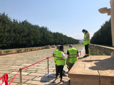 ANITKABİR ASLANLI YOLDA BULUNAN TÜRK KADINLARI HEYKELLERİ, TÜRK ERKEKLERİ HEYKELLERİ VE 24 ADET ASLAN HEYKELİNİN KAİDELERİYLE BİRLİKTE RESTORASYON UYGULAMA PROJESİ