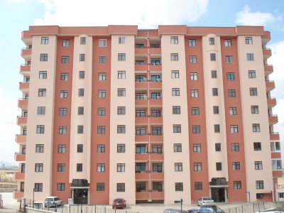 Durch Oraybir İnşaat ve Restorasyon San. Tic. Ltd. Şti. in den Jahren 2005–2006 gebaute Wohnanlage mit 36 Wohnungen