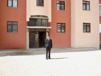 Durch Oraybir İnşaat ve Restorasyon San. Tic. Ltd. Şti. in den Jahren 2005–2006 gebaute Wohnanlage mit 36 Wohnungen