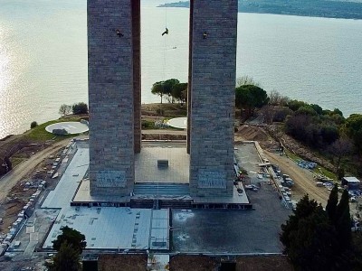Çanakkale Şehitler Abidesi Cephesindeki Mozaik ve Taş Kaplamaların Mevcut Durumlarının Endüstriyel Dağcı Ekiple Raporlanması