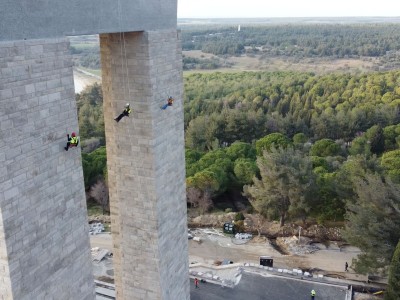 Çanakkale Şehitler Abidesi Cephesindeki Mozaik ve Taş Kaplamaların Mevcut Durumlarının Endüstriyel Dağcı Ekiple Raporlanması