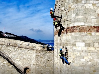 Çanakkale Kilitbahir Kale Müzesi Duvarlarında Yer Alan Bitkilerin Endüstriyel Dağcılık Ekibiyle Temizlenmesi