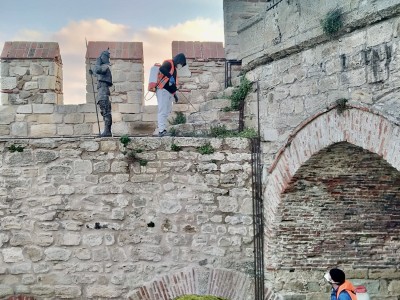 Çanakkale Kilitbahir Kale Müzesi Duvarlarında Yer Alan Bitkilerin Endüstriyel Dağcılık Ekibiyle Temizlenmesi