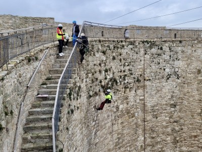 Çanakkale Kilitbahir Kale Müzesi Duvarlarında Yer Alan Bitkilerin Endüstriyel Dağcılık Ekibiyle Temizlenmesi