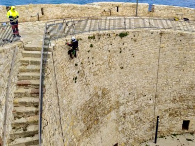 Çanakkale Kilitbahir Kale Müzesi Duvarlarında Yer Alan Bitkilerin Endüstriyel Dağcılık Ekibiyle Temizlenmesi