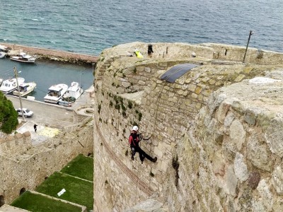 Çanakkale Kilitbahir Kale Müzesi Duvarlarında Yer Alan Bitkilerin Endüstriyel Dağcılık Ekibiyle Temizlenmesi