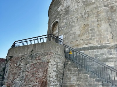 Çanakkale Kilitbahir Kale Müzesi Duvarlarında Yer Alan Bitkilerin Endüstriyel Dağcılık Ekibiyle Temizlenmesi